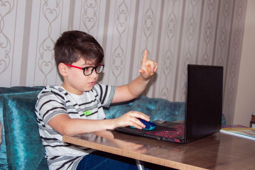 Enfant qui travaille sur ordinateur