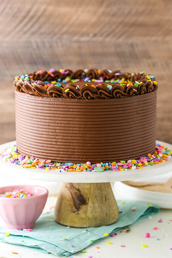 Gâteau d'anniversaire avec glaçage de chocolat